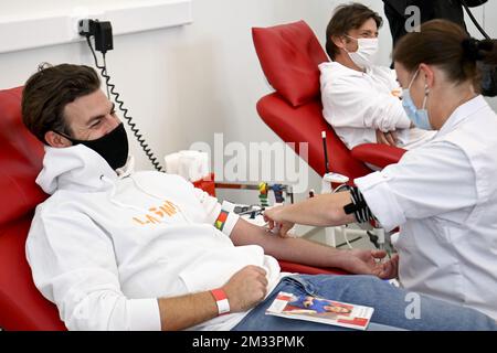 Il cantante e presentatore televisivo di Clouseau Koen Wauters ha fatto foto durante una donazione al plasma a Rode Kruis-Vlaanderen (Fiandre della Croce Rossa) a Mechelen, lunedì 19 ottobre 2020. Il plasma nel sangue delle persone che si sono guarite dalla malattia di Covid-19 potrebbe essere usato in una cura per i pazienti con casi gravi di Codiv-19. FOTO DI BELGA DIRK WAEM Foto Stock