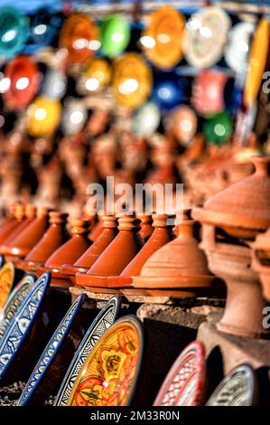 Tazentout, Ouarzazate, Marocco - 28 novembre 2022 - Una serie di piatti tradizionali marocchini in argilla fatti a mano nel negozio locale. Ciotole, piatti, tagine, ju Foto Stock