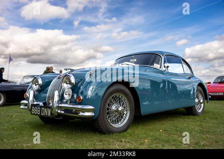 1959 Jaguar XK150 "888 DNW" in mostra allo Scramble di ottobre tenutosi presso il Bicester Heritage Centre il 9th ottobre 2022. Foto Stock