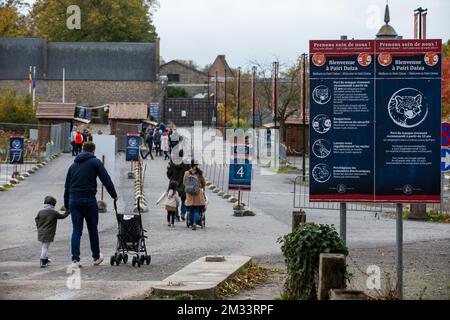 L'immagine mostra i visitatori all'ingresso del parco zoologico Pairi Daiza, a Brugelette, sabato 24 ottobre 2020. FOTO DI BELGA NICOLAS MAETERLINCK Foto Stock