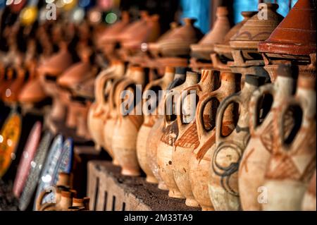 Tazentout, Ouarzazate, Marocco - 28 novembre 2022 - Una serie di piatti tradizionali marocchini in argilla fatti a mano nel negozio locale. Ciotole, piatti, tagine, ju Foto Stock