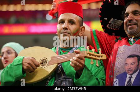 AL KHOR, QATAR - 14 DICEMBRE: Coppa del mondo FIFA Qatar 2022 incontro semifinale tra Francia e Marocco allo Stadio al Bayt il 14 dicembre 2022 ad al Khor, Qatar. Katar Frankreich - Marokko Marocco tifosi Fussball WM 2022 in Qatar FIFA World Cup 2022 © diebilderwelt / Alamy Live News Foto Stock