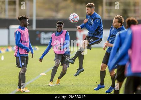 Youssouph Badji del Club e Brandon Mechele del Club combattono per la palla durante una sessione di allenamento del club belga Brugge in vista della seconda fase di gruppo della UEFA Champions League, nel gruppo F, tra la squadra di calcio belga Club Brugge e la squadra italiana SS Lazio Roma, Martedì 27 ottobre 2020 a Brugge. FOTO DI BELGA BRUNO FAHY Foto Stock