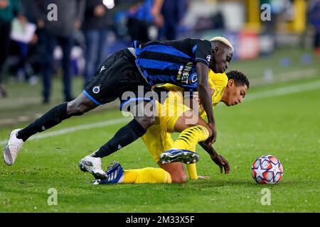 Krepin Diatta del Club e Jude Bellingham di Dortmund combattono per la palla durante una partita di calcio tra il Club Belga Brugge KV e il Ballspielverein tedesco Borussia 09 e.V. Dortmund, mercoledì 04 novembre 2020 a Brugge, il terzo gioco di gruppo della UEFA Champions League, nel gruppo F. BELGA FOTO BRUNO FAHY Foto Stock