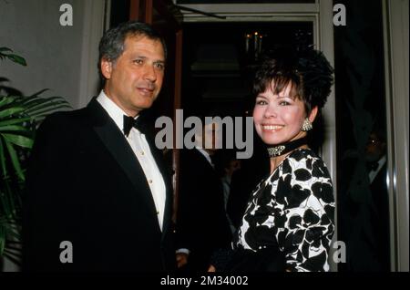 Neile McQueen Toffel e Alvin Toffel circa anni '80 credito: Ralph Dominguez/MediaPunch Foto Stock