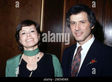 Neile McQueen Toffel e Alvin Toffel circa anni '80 credito: Ralph Dominguez/MediaPunch Foto Stock