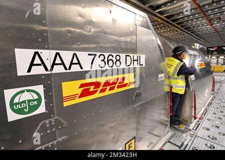 L'immagine mostra l'hub DHL all'aeroporto di Bruxelles, martedì 01 dicembre 2020 a Zaventem. L'aeroporto di Bruxelles e il partner della comunità Air Cargo Belgium hanno istituito la task force BRUcure per la logistica relativa al trasporto del vaccino Covid-19. FOTO DI BELGA DIRK WAEM Foto Stock