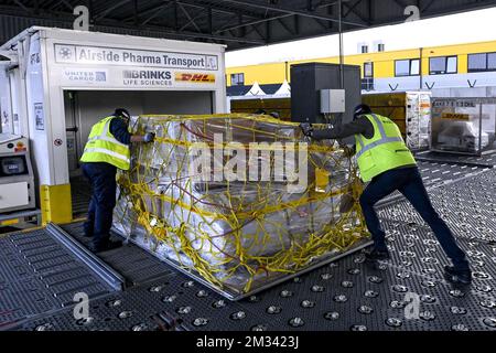 L'immagine mostra i lavoratori in azione presso l'hub DHL dell'aeroporto di Bruxelles, martedì 01 dicembre 2020 a Zaventem. L'aeroporto di Bruxelles e il partner della comunità Air Cargo Belgium hanno istituito la task force BRUcure per la logistica relativa al trasporto del vaccino Covid-19. FOTO DI BELGA DIRK WAEM Foto Stock