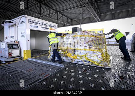 L'immagine mostra i lavoratori in azione presso l'hub DHL dell'aeroporto di Bruxelles, martedì 01 dicembre 2020 a Zaventem. L'aeroporto di Bruxelles e il partner della comunità Air Cargo Belgium hanno istituito la task force BRUcure per la logistica relativa al trasporto del vaccino Covid-19. FOTO DI BELGA DIRK WAEM Foto Stock