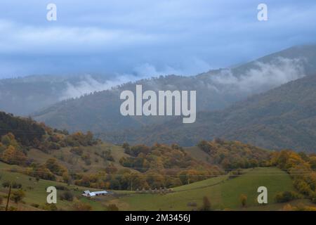Vista sulle colline nella contea di Arges, Romania Foto Stock
