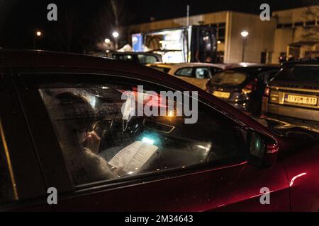 L'immagine mostra le persone in auto dopo una messa drive-in la vigilia di Natale ad Arlon, giovedì 24 dicembre 2020. I fedeli stanno seguendo la messa alla radio delle loro auto, parcheggiate accanto alla chiesa. FOTO DI BELGA ANTHONY DEHEZ Foto Stock