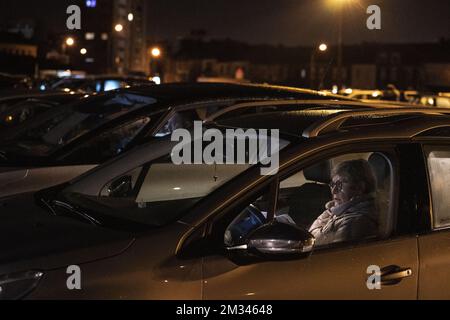 L'immagine mostra le persone in auto dopo una messa drive-in la vigilia di Natale ad Arlon, giovedì 24 dicembre 2020. I fedeli stanno seguendo la messa alla radio delle loro auto, parcheggiate accanto alla chiesa. FOTO DI BELGA ANTHONY DEHEZ Foto Stock