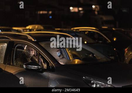 L'immagine mostra le persone in auto dopo una messa drive-in la vigilia di Natale ad Arlon, giovedì 24 dicembre 2020. I fedeli stanno seguendo la messa alla radio delle loro auto, parcheggiate accanto alla chiesa. FOTO DI BELGA ANTHONY DEHEZ Foto Stock