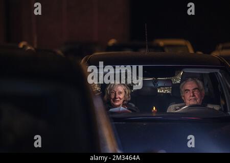 L'immagine mostra le persone in auto dopo una messa drive-in la vigilia di Natale ad Arlon, giovedì 24 dicembre 2020. I fedeli stanno seguendo la messa alla radio delle loro auto, parcheggiate accanto alla chiesa. FOTO DI BELGA ANTHONY DEHEZ Foto Stock