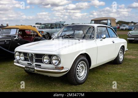 1968 Alfa Romeo 1750 GT Veloce Coupé ‘NOW 396F’ in mostra allo Scramble di ottobre tenutosi presso il Bicester Heritage Centre il 9th ottobre 2022. Foto Stock