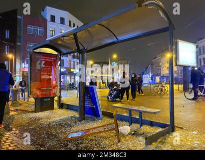 L'immagine mostra una fermata dell'autobus danneggiata dopo una riunione per richiedere maggiori informazioni sulla morte di Ibrahima B., morto la settimana scorsa dopo un intervento della polizia, avvenuto mercoledì 13 gennaio 2021 a Bruxelles. Il 23 Ibrahima è stato arrestato sabato scorso dopo essere fuggito dalla scena di un controllo di Covid-19, è stato portato negli uffici della zona Bruxelles-Nord, dove ha perso la coscienza. Morì in ospedale poco dopo. BELGA PHOTO VIRGINIE LEFOUR Foto Stock