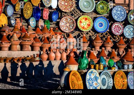 Tazentout, Ouarzazate, Marocco - 28 novembre 2022 - Una serie di piatti tradizionali marocchini in argilla fatti a mano nel negozio locale. Ciotole, piatti, tagine, ju Foto Stock