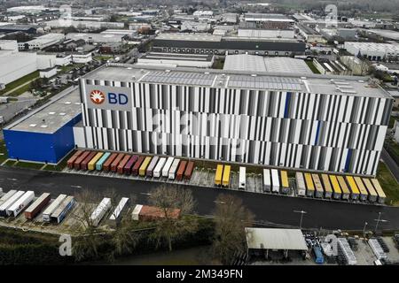 L'immagine mostra una vista aerea della sede Benelux del produttore di tecnologia medica Becton Dickinson, a Erembodegem, Aalst, lunedì 18 gennaio 2021. BD distribuirà diversi milioni di siringhe utilizzate nella campagna di vaccinazione Covid-19 in tutta Europa e Asia orientale dal centro di distribuzione di Temse. FOTO DI BELGA ERIC LALMAND Foto Stock