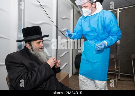 Il rabbino capo di Machzikei Hadass Aaron Schiff subisce un test COVID durante una visita all'impianto di test COVID-19 sul sito di Slower Oost ad Anversa, mercoledì 27 gennaio 2021. FOTO DI BELGA JONAS ROOSENS Foto Stock