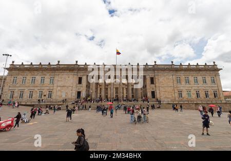 Edificio del Campidoglio Nazionale in stile architettonico neoclassico con bandiera colombiana. Questo edificio si trova all'angolo sud di Piazza Bolivar a dow Foto Stock