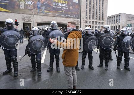 L'immagine mostra una manifestazione di protesta non autorizzata contro il coprifuoco organizzata dall'associazione 'Vecht voor je recht', di fronte alla stazione centrale di Bruxelles, nel centro della città di Bruxelles, domenica 31 gennaio 2021. L'evento è organizzato dall'associazione Vecht voor je recht (lotta per i vostri diritti), che ritiene che le misure adottate per arginare la crisi di Covid siano 'ingiuste'. Più di 800 persone hanno espresso il loro interesse sulla pagina Facebook dell'evento. Il rally dovrebbe durare un'ora. Non è stata rilasciata alcuna autorizzazione per questa raccolta. L'organizzatore della ra Foto Stock