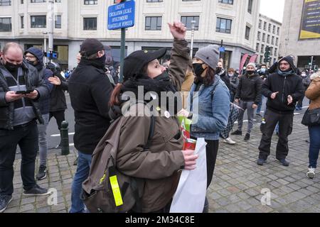 L'immagine mostra una manifestazione di protesta non autorizzata contro il coprifuoco organizzata dall'associazione 'Vecht voor je recht', di fronte alla stazione centrale di Bruxelles, nel centro della città di Bruxelles, domenica 31 gennaio 2021. L'evento è organizzato dall'associazione Vecht voor je recht (lotta per i vostri diritti), che ritiene che le misure adottate per arginare la crisi di Covid siano 'ingiuste'. Più di 800 persone hanno espresso il loro interesse sulla pagina Facebook dell'evento. Il rally dovrebbe durare un'ora. Non è stata rilasciata alcuna autorizzazione per questa raccolta. L'organizzatore della ra Foto Stock