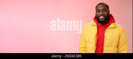 Vita-up felice carismatico bel ragazzo bearded aspetto in giallo giacca rossa hoodie sorridente gioiosamente bianco perfetto sorriso parlare hanno bella amichevole Foto Stock
