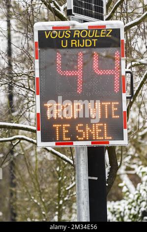 L'immagine mostra un'avvertenza per il superamento del limite di velocità in una zona 30 con velocità massima limitata a 30km km/h, a Bruxelles, lunedì 08 febbraio 2021. FOTO DI BELGA LAURIE DIEFFEMBACQ Foto Stock