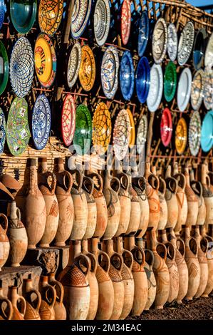 Tazentout, Ouarzazate, Marocco - 28 novembre 2022 - Una serie di piatti tradizionali marocchini in argilla fatti a mano nel negozio locale. Ciotole, piatti, tagine, ju Foto Stock