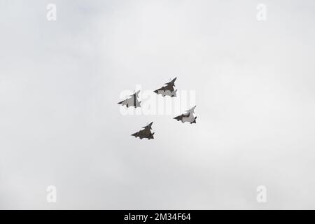 Primo piano di un volo di quattro aerei da combattimento Kfir jet in formazione 'diamond' con cielo nuvoloso e grigio sullo sfondo Foto Stock