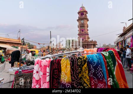 Jodhpur, Rajasthan, India - 20.10.2019 : Rajasthani vestiti di donna sono appesi per la vendita, essendo esposti in un negozio al mercato sardo famoso. Foto Stock