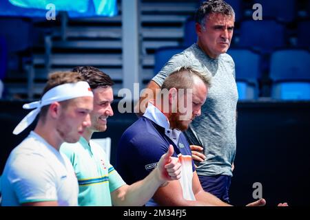 Alfie Hewett, Gordon Reid, Stephane Houdet (ATP 4) e Nicolas Peifer nella foto dopo una partita di tennis tra la coppia inglese Hewett-Reid e la francese Houdet-Peifer, nella finale del concorso maschile di sedie a rotelle doppie del Grand Slam tennis 'Australian Open', martedì 16 febbraio 2021 a Melbourne Park, Melbourne, Australia. FOTO DI BELGA PATRICK HAMILTON Foto Stock