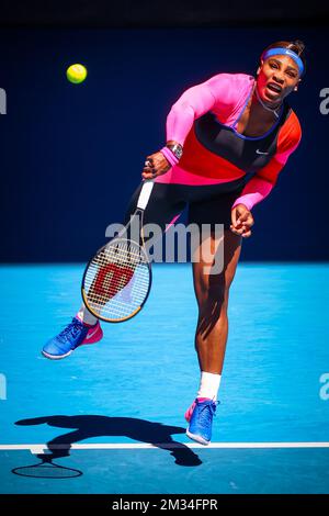 US' Serena Williams (WTA 11) ha mostrato in azione durante una partita di tennis contro Osaka giapponese nelle semifinali del concorso femminile di single del Grand Slam di tennis 'Australian Open', giovedì 18 febbraio 2021 a Melbourne Park, Melbourne, Australia. FOTO DI BELGA PATRICK HAMILTON Foto Stock