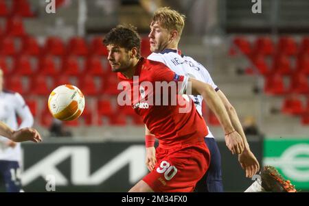 Felipe Avenatti di Anversa e Filip Helander di Rangers combattono per la palla durante una partita di calcio tra il club belga Royal Antwerp FC e lo scozzese Rangers F.C., giovedì 18 febbraio 2021 ad Anversa, la prima tappa delle 1/16 finali del concorso UEFA Europa League. BELGA PHOTO VIRGINIE LEFOUR Foto Stock