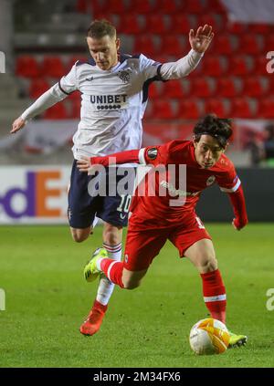 Steven Davis di Rangers e Koji Miyoshi di Anversa combattono per la palla durante una partita di calcio tra il club belga Royal Antwerp FC e lo scozzese Rangers F.C., giovedì 18 febbraio 2021 ad Anversa, la prima tappa delle 1/16 finali del concorso UEFA Europa League. BELGA PHOTO VIRGINIE LEFOUR Foto Stock