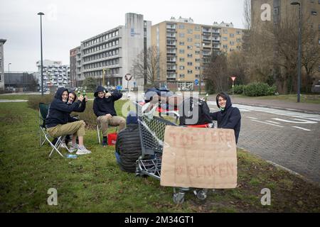 L'immagine mostra gli studenti che protestano contro le nuove mesure alla Watersportbaan di Gand, giovedì 25 febbraio 2021. In questi ultimi giorni, le temperature sono aumentate fino a livelli record per febbraio. Mercoledì sera, oltre 1000 persone si sono riunite nella Sint-Pietersplein di Gand e hanno iniziato una festa improvvisata. La polizia ha dovuto chiudere il luogo, perché le regole di distanza nella pandemia di coronavirus in corso non poteva più essere garantita. La città ha ora proibito l'uso di vetro e radio che suonano musica ad alta voce nel centro della città, nella speranza che questo dissuaderà la gente a sta Foto Stock