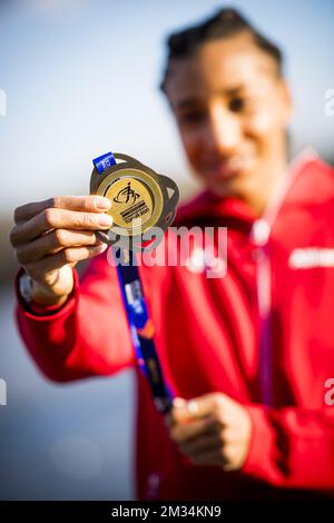 Il belga Nafissatou Nafi Thiam mostra la sua medaglia d'oro durante una fotografia dopo l'evento di pentathlon femminile di ieri al Campionato europeo di Atletica Indoor, a Torun, Polonia, sabato 06 marzo 2021. I belgi Thiam e Vidts hanno vinto la medaglia d'oro e d'argento. FOTO DI BELGA JASPER JACOBS Foto Stock