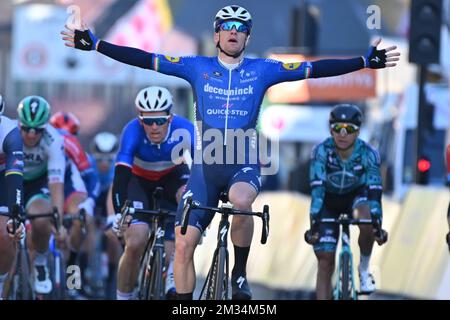 Irish Sam Bennett di Deceuninck - Quick-Step festeggia dopo aver vinto la prima tappa dell'edizione 79th della gara ciclistica Parigi-Nizza, da e per Saint-Cyr-l'Ecole (166km), domenica 07 marzo 2021. FOTO DI BELGA DAVID STOCKMAN Foto Stock