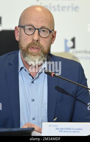 Il pubblico ministero di Anversa, Franky De Keyzer, è stato raffigurato in una conferenza stampa congiunta tenuta martedì 09 marzo 2021 a Bruxelles dal pubblico ministero federale, dal pubblico ministero di Anversa, dal direttore generale della polizia giudiziaria federale (FGP) e dal direttore giudiziario del FGP di Anversa. Da diversi mesi, decine di ricercatori del FGP, in particolare ad Anversa, lavorano insieme con la massima discrezione sotto la guida di un giudice investigativo di Anversa, il dipartimento Mechelen. La grande operazione che si è svolta in tutto il paese oggi ne è il risultato. Si tratta di un fil Foto Stock