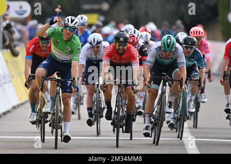 Irish Sam Bennett di Deceuninck - Quick-Step (L) festeggia il traguardo alla quinta tappa della 79th edizione della gara ciclistica Parigi-Nizza, 203km da Vienne a Bollene, Francia, giovedì 11 marzo 2021. FOTO DI BELGA DAVID STOCKMAN Foto Stock