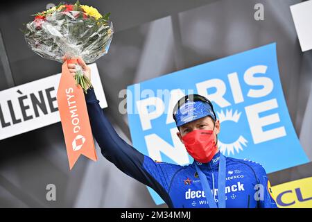 Irish Sam Bennett di Deceuninck - Quick-Step festeggia sul podio dopo aver vinto la quinta tappa della 79th edizione della gara ciclistica Parigi-Nizza, 203km da Vienne a Bollene, Francia, giovedì 11 marzo 2021. FOTO DI BELGA DAVID STOCKMAN Foto Stock