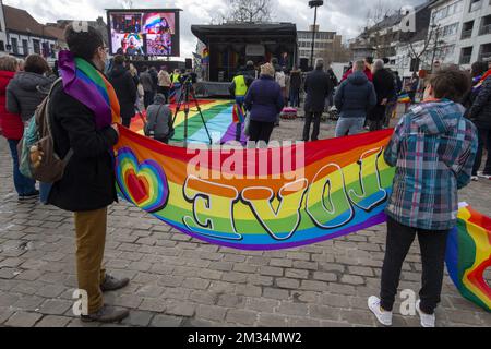 L'immagine mostra Un momento di stampa di Casa Rosa - Rainbow House Fiandre Orientali a seguito della campagna 'Stand up for LBGTI + Lives', a Beveren, sabato 13 marzo 2021. In tutte le Fiandre si stanno organizzando piccole campagne da parte di vari (piccoli) gruppi di persone. Tutti questi gruppi sono riuniti (virtualmente) attraverso un grande incontro Zoom e proiettati su un grande schermo sul Grote Markt di Beveren. Diversi interventi vengono tenuti nella stessa sede centrale. Un massimo di 100 persone possono partecipare fisicamente a Beveren, ma grazie alla chiamata a partecipare virtualmente nel vostro proprio ro vivente Foto Stock