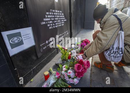 L'immagine mostra fiori e un cartello 'in Memorian' per il Clubscene Belga all'ingresso del night club di Bruxelles The Fuse durante Un momento simbolico di ricordo dei nightclub un anno dopo la chiusura, a Bruxelles, sabato 13 marzo 2021. Venticinque proprietari di discoteche e nightclub delle Fiandre e di Bruxelles organizzano un momento simbolico di ricordo alle porte chiuse del club. In tal modo, richiamano l'attenzione sul settore che è rimasto bloccato da un anno a causa della crisi della corona. Oggi chiamano ad accendere una candela davanti alle porte d'ingresso dei club o a pl Foto Stock