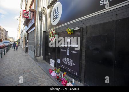 L'immagine mostra fiori e un cartello 'in Memorian' per il Clubscene Belga all'ingresso del night club di Bruxelles The Fuse durante Un momento simbolico di ricordo dei nightclub un anno dopo la chiusura, a Bruxelles, sabato 13 marzo 2021. Venticinque proprietari di discoteche e nightclub delle Fiandre e di Bruxelles organizzano un momento simbolico di ricordo alle porte chiuse del club. In tal modo, richiamano l'attenzione sul settore che è rimasto bloccato da un anno a causa della crisi della corona. Oggi chiamano ad accendere una candela davanti alle porte d'ingresso dei club o a pl Foto Stock