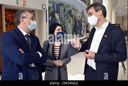 Federazione Vallonia - Bruxelles Ministro Presidente Pierre-Yves Jeholet, Federazione Vallonia - Bruxelles il Ministro Valerie Glatigny e il Rettore dell'UCL Vincent Blondel hanno fatto foto durante una visita al campus dell'UCLouvain, a Louvain-la-Neuve, lunedì 15 marzo 2021. Mentre l'istruzione superiore si trasforma in "codice arancione" nella crisi del coronavirus in corso, il 20% degli studenti può seguire di nuovo lezioni faccia a faccia presso le università. FOTO DI BELGA ERIC LALMAND Foto Stock