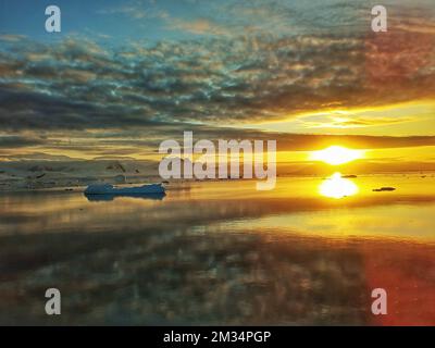 splendida vista del tramonto in antartide, paesaggio antartico, tramonto atntattico, tramonto antartico, tramonto, antartide, iceberg antartico, ghiacciaio antartico Foto Stock