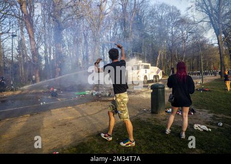 Immagine ripresa dopo la finta festa di ieri la Boum e protesta al Bois de la Cambre - Ter Kamerenbos, a Bruxelles, venerdì 02 aprile 2021. La polizia locale di Bruxelles ha iniziato l'evacuazione del Bois de la Cambre. Centinaia di persone erano presenti nel parco - secondo alcuni media anche 5.000 - che si sono presentati per il falso festival la Boum. Poiché le misure corona non sono state rispettate, la polizia ha deciso di evacuare il parco. BELGA FOTO HATIM KAGHAT Foto Stock