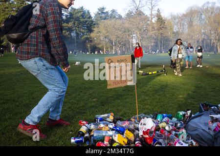 Immagine ripresa dopo la finta festa di ieri la Boum e protesta al Bois de la Cambre - Ter Kamerenbos, a Bruxelles, venerdì 02 aprile 2021. La polizia locale di Bruxelles ha iniziato l'evacuazione del Bois de la Cambre. Centinaia di persone erano presenti nel parco - secondo alcuni media anche 5.000 - che si sono presentati per il falso festival la Boum. Poiché le misure corona non sono state rispettate, la polizia ha deciso di evacuare il parco. BELGA FOTO HATIM KAGHAT Foto Stock