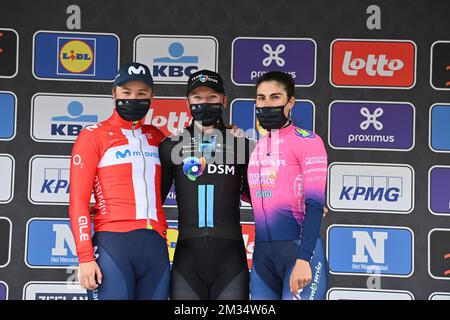 L-R, secondo danese Emma Norsgaard, vincitore olandese Lorena Wiebes del Team DSM e terzo italiano Elisa Balsamo festeggiano sul podio la gara femminile della 'Scheldejs', gara ciclistica di un giorno, da Terneuzen, Olanda a Schoten, mercoledì 07 aprile 2021. Il pubblico consiglia di rimanere a casa e seguire la gara ciclistica in televisione o radio. FOTO DI BELGA DAVID STOCKMAN Foto Stock