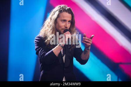 Il cantante Julien Dore suona durante la finale del programma televisivo 'The Voice Belgique', della stazione televisiva belga di lingua francese RTBF, martedì 13 aprile 2021 a Liege Mediacite. BELGA PHOTO VIRGINIE LEFOUR Foto Stock